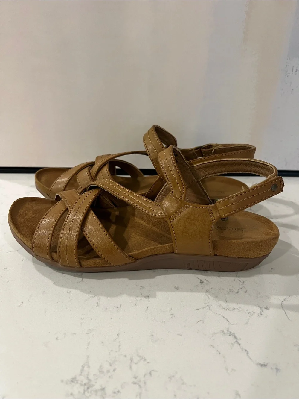 Baretraps strappy sandals with a comfortable cross-woven strap design size 8.5
